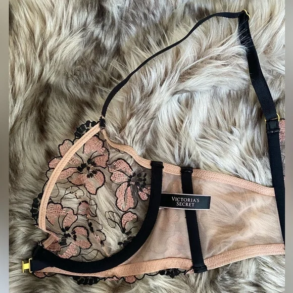 Victoria's Secret Lace Unlined Front Close Plunge Bra and Thong Panty Set - Picture 9 of 14